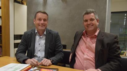 Bild: usc
Dritter Bürgermeister Manfred Schlosser (rechts) empfiehlt seinen Wählern, dem SPD-Kandidaten Uwe Bergmann (links) bei der Stichwahl die Stimme zu geben.