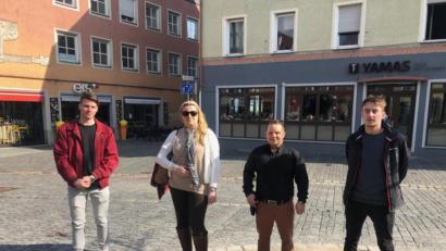 Bild: exb
Lukas Frey (links) und Luis Forster (Vierter von links) von der Coronahilfe Weiden treffen sich mit genügend Abstand mit Bianca und Mike von der Facebookgruppe "Corona Nachbarschaftshilfe Weiden", um die gemeinsame Arbeit zu koordinieren.