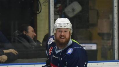 Bild: gb
Kapitän Ralf Herbst hat seinen Vertrag bei den Blue Devils verlängert. Der 34-jährige Verteidiger geht in seine neunte Saison bei den Weidenern.
