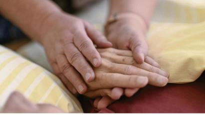 Bild: Felix Kästle/dpa
Im Hospiz und in der Palliativstation bekommen Todkranke Begleitung auf dem letzten Weg.