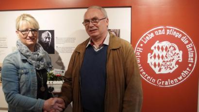 Bild: exb
Wilhelm Buchfelder, Vorstand des Heimatvereins, begrüßt Christine Meinl im Museumsteam.