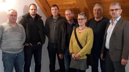 Bild: Waltraud Lobenhofer
Bürgermeister Roger Hoffmann und Klimaschutzbeauftragter Jürgen Stauber gratulieren den Gewinnern der PV-Aktion Peter und Sybille Kern, Christian Pöhlmann, Matthias Franzeck und Markus Unglaub (von rechts).