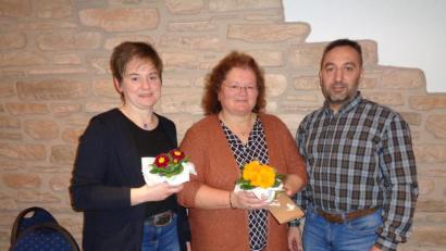 Bild: amö
Bürgermeisterin Sonja Meier (links) und Jürgen Hambeck (rechts) bedankten sich bei Heidi Schmid für ihr Referat und die Beratungen das ganze Jahr über.