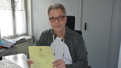 Bild: exb
Wahlleiter Klaus Schüßler zeigt einen Stimmzettel für die anstehende Stichwahl um das Amt des Bürgermeisters.