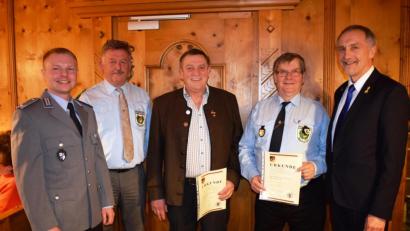 Bild: oe
Mitglieder der Reservistenkameradschaft Ammerthal weden geehrt (von links): Mayor Denis Richter (Kompaniechef der Patenkompanie), Georg Paulus (Gemeinderat und Kassier), Hans Weber, Vorsitzender Peter Friedrichs und Reservisten-Kreisvorsitzender Bertram Gebhard.