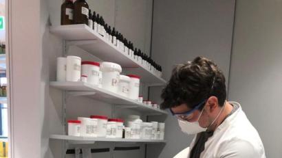 Bild: exb
Die Apotheken dürfen über einen befristeten Zeitraum Desinfektionsmittel nach einer Rezeptur der Weltgesundheitsorganisation herstellen. Apotheker Nicolas Strobl tut das in seinem Labor.