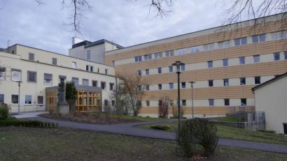 Bild: tr
Die Coronasituation hat auch Auswirkungen auf das Krankenhaus in Tirschenreuth. Die Kliniken AG hat die Gynäkologie und Geburtshilfe geschlossen, um Kapazitäten für die Behandlung von Covid-19-Patienten zu schaffen.