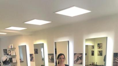 Bild: stg
Friseurmeisterin Claudia Hahne im leeren Salon: Seit Dienstag hat sie geschlossen, eine weitere Öffnung kann sie angesichts der Corona-Pandemie gegenüber den Mitarbeitern und den Kunden nicht verantworten.