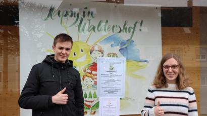 Bild: fpoz
Jonas Stahl und Linda Hofmann von der Katholischen Jugend weisen auf die Unterstützungsaktion hin.