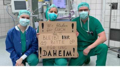 Bild: Bild: exb/Krankenhaus St. Barbara
Die Anästhesiepflegekräfte Lisa Troidl, Tina Langer-Sorgenfrei und Alex Bauer (von links) starteten am Mittwoch einen Aufruf auf Social-Media-Kanälen.