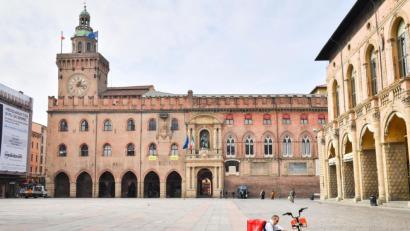 Bild: Massimo Paolone/dpa
Die Piazza Maggiore in Bologna ist angesichts der Coronavirus-Welle fast menschenleer. Die italienische Regierung hat wegen der rasanten Ausbreitung des Coronavirus die Sperrungen und die Einschränkungen der Bewegungsfreiheit auf das ganze Land ausgeweitet.