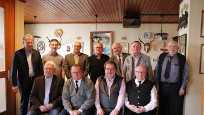 Bild: flt
Der Gesangverein Plößberg bleibt unter der Leitung von Karl Höltl und Robert Sladky (vorne, Zweiter und Dritter von links). Die Dirigat von Rainer Weiß (rechts) und Florian Löw (Zweiter von links) befindet sich zur Zeit in einer Übergangsphase bevor 2021 Florian Löw die Hauptarbeit übernehmen wird.