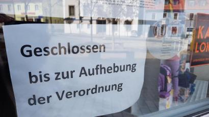 Bild: ck
Die Geschäfte im Stadtzentrum in Vohenstrauß haben bis auf wenige Ausnahmen geschlossen. Über Telefon, ihre Internetseiten oder Facebook bleiben die Unternehmer aber mit ihren Kunden in Verbindung.