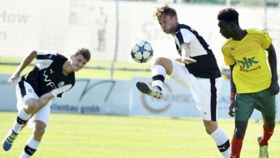 Bild: Hubert Ziegler
Kai Hempel (Mitte) ist vor seinem Gegenspieler am Ball und klärt die Situation. Solche Szenen gab es lange nicht mehr, über ein Jahr fiel der defensive Mittelfeldspieler des Bayernligisten DJK Gebenbach mit einem Knorpelschaden im Knie aus. Jetzt sorgt das Coronavirus für die nächste Zwangspause.