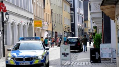 Archivbild: Stephan Huber
Ein Foto aus dem vergangenen Sommer: Ein Streifenwagen fährt durch die Altstadt. Jetzt in der Coronakrise zeigt die Polizei noch mehr Präsenz auf den Straßen, um die Einhaltung der Ausgangsbeschränkungen zu überwachen.