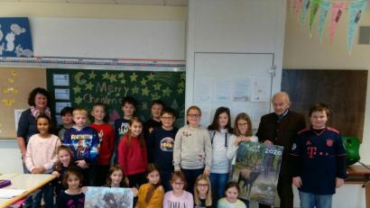 Bild: exb
Albert Näßl brachte den Schülern den neuen Jagdkalender vorbei.