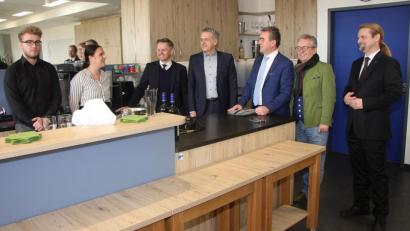 Bild: wro
Die Fachgespräche wurde im Lehrer-Restaurant geführt, das man dem Gast auch im Detail vorstellte. Im Bild: die Schüler Yannis Boldt und Melanie Weismeier, zudem MdL Tobias Reiß, Roland Grillmeier, MdL Klaus Stöttner, Toni Dutz und Studiendirektor André Putzlocher (von links).