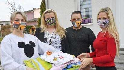 Bild: Petra Hartl
Katrin Hartwich (von links) überreicht Bianca Pröm, Michael Härtl und Melissa Burkhard von der Facebook-Gruppe „Corona Nachbarschaftshilfe Weiden“ einen Korb mit Stoff. Daraus wollen einige Gruppenmitglieder Mundschutzmasken nähen. Sie sind lediglich ein Spritzschutz. Vor einer Ansteckung mit dem Coronavirus schützen diese Masken nicht.