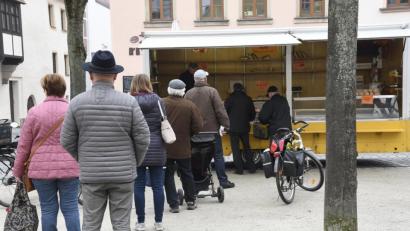 Bild: Petra Hartl
Dieses Bild gehört bis auf Weiteres der Vergangenheit an. Geduldig warten Käufer auf dem Weidener Bauernmarkt in der Schlange. Am heutigen Samstag und wohl in den kommenden Wochen fällt er erst mal aus.