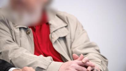 Bild: Daniel Karmann
Ein wegen Mordes angeklagter Mann sitzt vor Prozessbeginn im Sitzungssaal im Landgericht Nürnberg-Fürth. Foto: Daniel Karmann/dpa/Archivbild