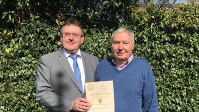 Bild: Stefanie Gradl
Bürgermeister Hans-Martin Schertl (links) überbringt dem Jubilar Joachim Richter die Glückwünsche der Stadt Vilseck.