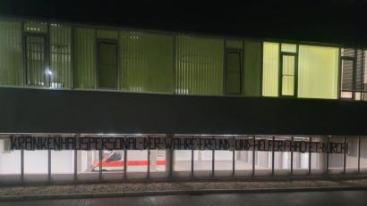 Bild: exb
In der Nacht zum Samstag danken bislang Unbekannte mit einem riesigen Banner an der Notaufnahme des Klinikum Weiden den Ärzten und Pflegern für ihren Einsatz.