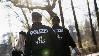 Bild: Matthias Balk
Polizisten patrouillieren durch den Englischen Garten in München. Foto: Matthias Balk/dpa/Archivbild