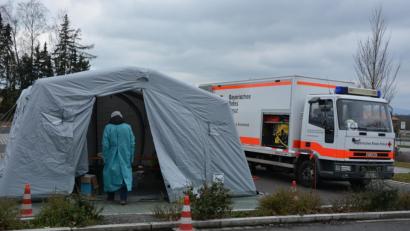 Bild: jr
380 Abstriche in 9 Stunden: Am Samstag war ein Regensburger Unternehmen, das Coronatests durchführen kann, nach Tirschenreuth gekommen. Aus dem ganzen Landkreis waren Menschen dazu einbestellt worden, um so einen besseren Überblick über das Ausmaß der Coronaverbreitung zu bekommen. Die vielen Tests im Landkreis treiben nun auch die Zahl der bestätigten Fälle nach oben.