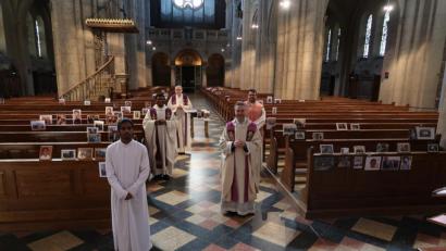Bild: Würth, Wolfgang
Ohne Menschen und doch im Kreise der Gläubigen: Arnald Francis (links) hatte die Idee Bilder von Gläubigen in der Weidener Josefskirche aufzustellen. Kaplan Pater Johannes Ernstberger (von rechts) und Stadtpfarrer Markus Schmid griffen diese Idee gerne auf.