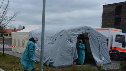 Bild: jr
Zelte und Menschen in Schutzkleidung beherrschten am Samstag das Bild auf dem Parkplatz des Stiftland-Gymnasiums.