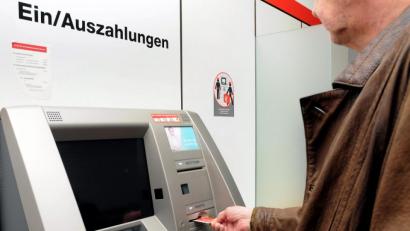Bild: Stephan Huber
Ab Montag, 23. März, sind alle Filialen der Sparkasse Amberg-Sulzbach und der Genossenschaftsbanken in Amberg und im Landkreis für den bedienten Service geschlossen. Der Selbstbedienungsbereich bleibt nach Angaben der Banken rund um die Uhr geöffnet. Es werde keine Einschränkungen bei der Verfügbarkeit von Bargeld geben, betonen die Banken in einem Infoschreiben.