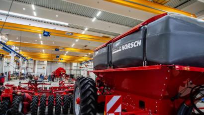 Bild: Clemens Hösamer
Bei Horsch in Schwandorf läuft die Produktion noch. Verschiedene Vorkehrungen sollen für Sicherheit unter den Beschäftigten sorgen. Unser Archivbild zeigt die neue Werkhalle vor der Krise.