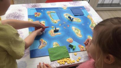 Bild: san
Bücher, Basteln, Spiele: Kinder und Eltern müssen gemeinsam die Zeit ohne Kindergarten und Schule füllen. Psychologe Sebastian Sonntag gibt Tipps.