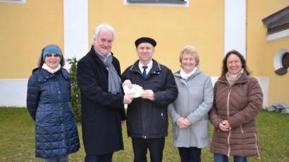 Bild: gi
Mike Steger und Mitglieder des Pfarrgemeinderates überreichen an Pfarrer Josef Most für die Innenrenovierung der Pfarrkirche 2500 Euro aus dem Erlös des Preisschafkopfes. Das Bild entstand vor der aktuellen Coronasituation.