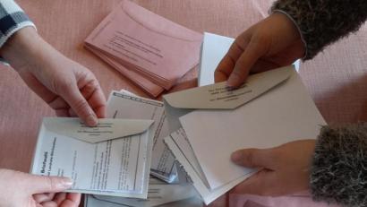 Bild: Heidi Schertler/exb
In Bärnau hat das Team um Wahlleiterin Heidi Schertler über 2600 Wahlbriefe für den Versand vorbereitet.