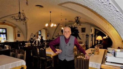 Bild: ubb
Gastwirt Klaus Pirkl aus Waldsassen steht in seinem gähnend leeren Lokal. Er schätzt, dass er zwei Monate ohne Gäste durchhalten könne, länger nicht. Er hofft beim Blick auf finanzielle Hilfsmaßnahmen auf eine gerechte Behandlung aller Hotel- und Gastronomiebetriebe.