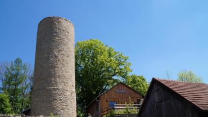 Bild: rkp
Der Burgturm ist das Wahrzeichen von Thanstein. Wie der Haushalt 2020 zeigt, ist die Gemeinde auf einem guten Weg und packt auch die Senkung der Pro-Kopf-Verschuldung an.