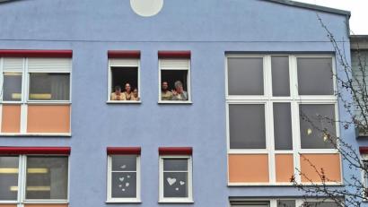 Bild: exb
Mit Freude begrüßten die Bewohner des Pro-Curand-Heims die Obstlieferung aus Amberg.