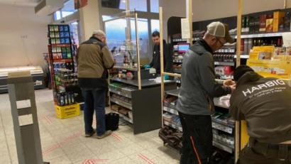 Bild: Völkl
Im Getränkemarkt wurden Trennscheiben an den Kassen und Pfeile, die die „Einbahnstraße“ durch die Getränkepaletten vorgeben, angebracht.