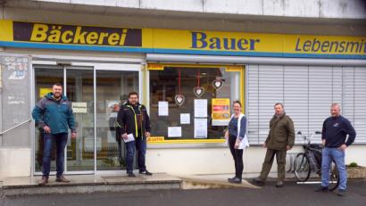 Bild: bkr
Die Ausgangsbeschränkung zeigt, wie wertvoll eine Versorgung vor Ort ist. Der Dorfladen von Josef und Birgitt Bayer liefert nicht nur, er informiert auch. Ein Schaufenster wird zur Anschlagstafel für wichtige Informationen. Die Gemeinde wird es nutzen, da die amtlichen Anschlagstafeln noch mit Wahlinformationen zur Stichwahl bestückt bleiben müssen. 
Im Bild (von links) Adrian Scheitler, Thomas Kaufmann, Birgitt Bayer, Ludwig Melzner und Florian Hösl.