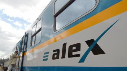 Bild: Armin Weigel
Ein Mann steigt in einen Waggon des Allgäu-Express (Alex). Foto: Armin Weigel/dpa