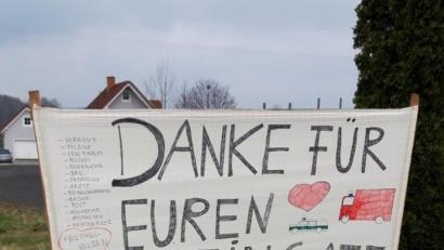 Bild: exb/Sven Müller
Ein großes Dankeschön-Banner errichteten Sven Müller und Freundin Alexandra Bleistein mit den gemeinsamen Kindern Maximilian und Sebastian.