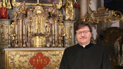 Bild: Fabian Gottschalk
Leitender Pfarrer Markus Flasinski wendet sich mit der Bitte um Gebete an die Christen.