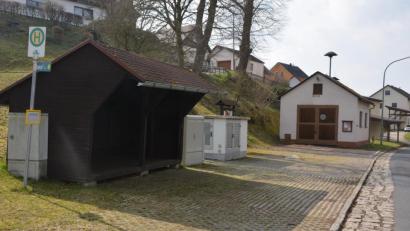 Bild: jr
Der Bereich rund um das Feuerwehrgerätehaus in Königshütte (hinten) soll neu gestaltet werden. Auch ein neues Bushäuschen wird aufgestellt. An Kosten wurden rund 66500 Euro ermittelt. Die Gemeinde erhofft sich Unterstützung aus dem neu aufgelegten Regionalbudget der Ikom Stiftland, ein Förderantrag wird gestellt.