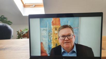 Bild: wih
Oberbürgermeister Michael Cerny wandte sich am Freitagabend mit einer Videobotschaft an die Amberger.