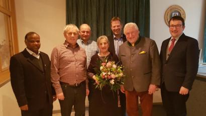 Bild: exb
Ehrung beim Rehessen (von links): Pfarrer Moses Gudapati, Jagdvorsteher Theo Schadl, Zweiter Bürgermeister Franz Weiß, Erika Grummt, Bürgermeister Alwin Märkl, Jagdpächter Ulrich Schmid und Ruppert Schmid.