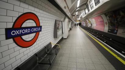 Bild: Kirsty Wigglesworth/dpa
Wo sich gewöhnlich Menschenmassen ihren Weg durch den Londoner Untergrund bahnen, ist derzeit kaum jemand unterwegs: die U-Bahn-Station Oxford Circus.