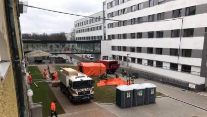 Bild: exb/Kliniken Nordoberpfalz AG 
Um die Zentrale Notaufnahme zu entlasten, entsteht beim Weidener Klinikum eine Zeltstraße für Corona-Patienten und -Verdachtsfälle.