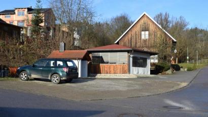 Bild: bnr
Um bei Starkregen Ausspülungen zu vermeiden wird der Vorplatz am OWV-Stodl mit Betonpflaster befestigt.