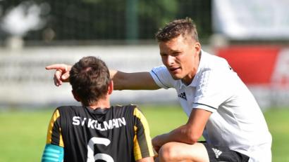 Bild: A. Schwarzmeier
Zwei Jahre wies Trainer Thomas Kaufmann (rechts) den SV Kulmain um Kapitän Florian Greger an. Nach dieser Saison sucht er eine neue Herausforderung.